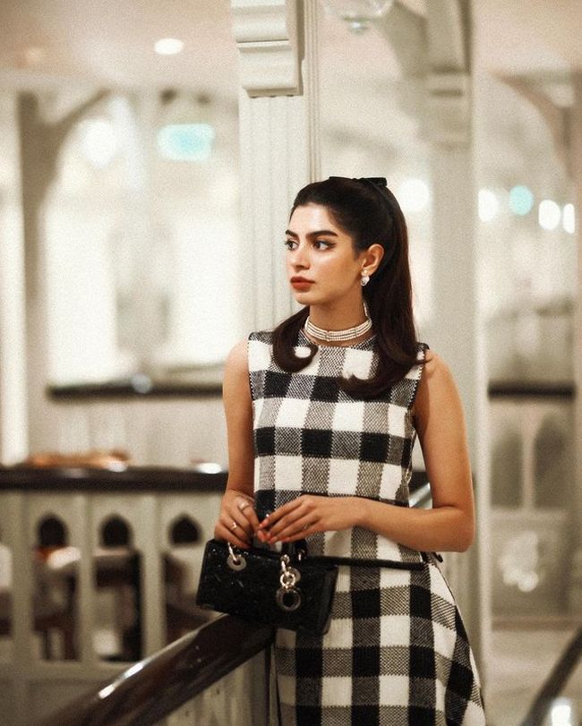 Ultra Glamorous Clicks Of Khushi Kapoor